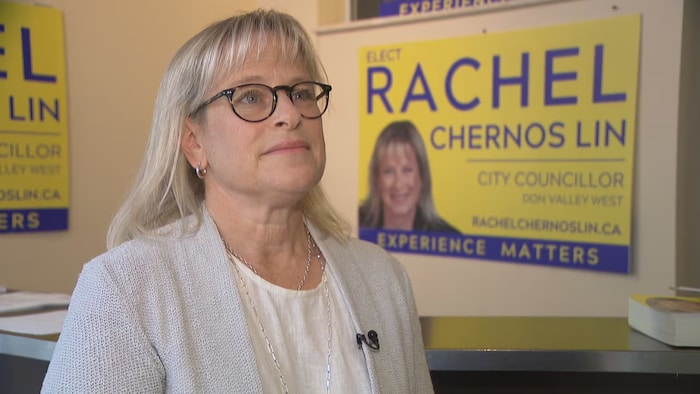 Rachel Chernos Lin écoute une question.