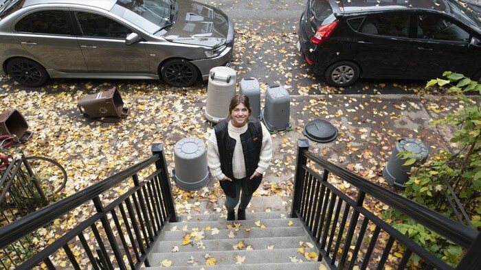 Portrait de Rachel Claude dans un escalier extérieur.