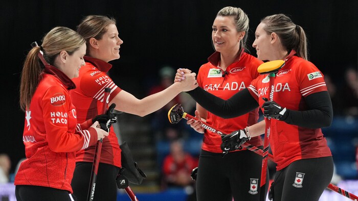 Elles se félicitent.