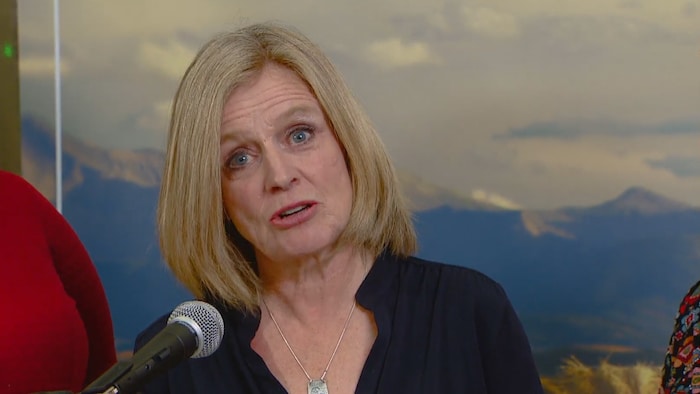 Rachel Notley habla a la prensa.