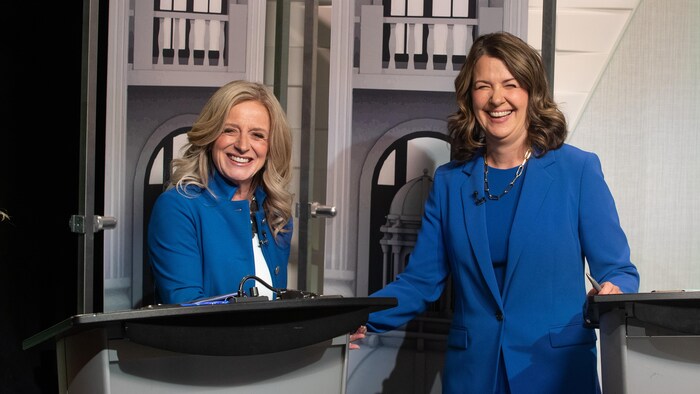 Rachel Notley et Danielle Smith se serrent la main avant un débat à Edmonton le jeudi 18 mai 2023.