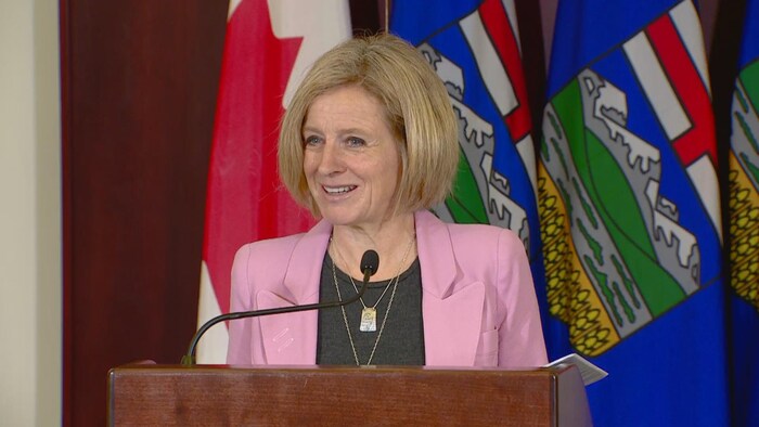 Rachel Notley, première ministre de l'Alberta, en conférence de presse.
