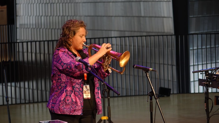 Rachel Therrien jouant de la trompette.