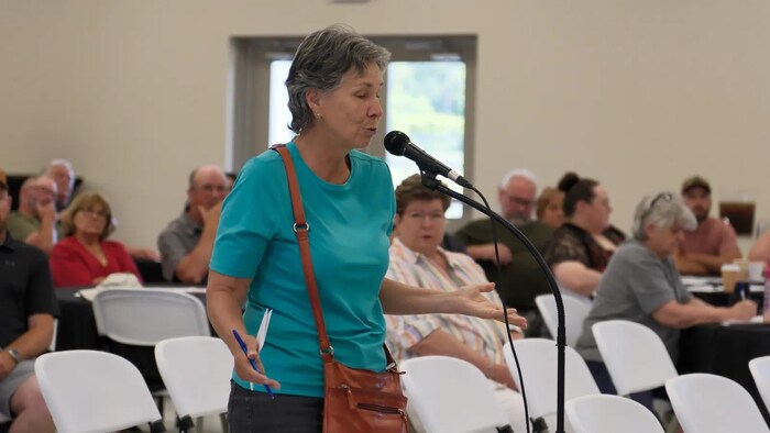 Rachelle Chrétien prend la parole lors de l'assemblée citoyenne