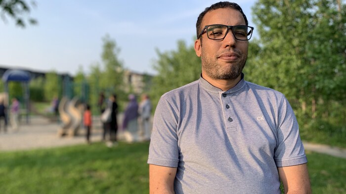 Rachid Barrima porte des lunettes et un chandail violet