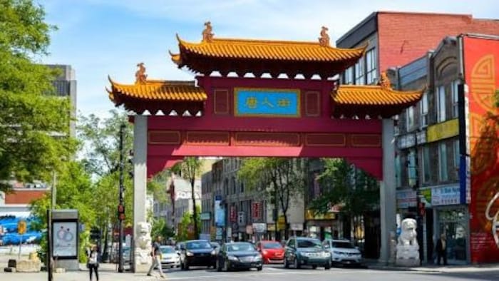 Isang edipisyo sa kalsada ng Chinatown sa Montreal.
