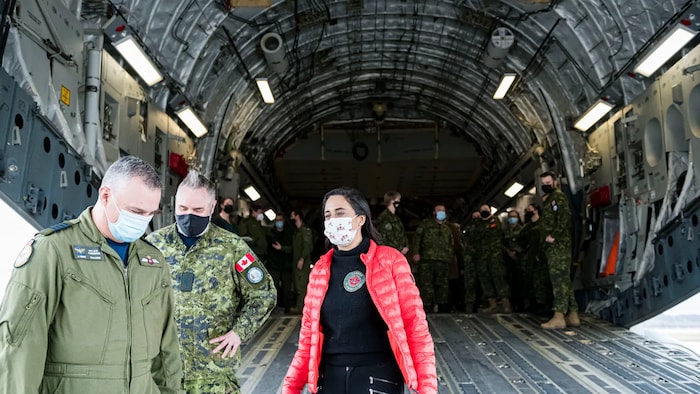 加拿大国防部长安妮塔·阿南德说，加拿大将继续向乌克兰运送武器。