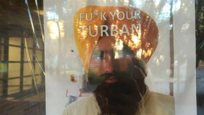 Un cartel muestra a un hombre con turbante con la inscripción « que se joda tu turbante ».