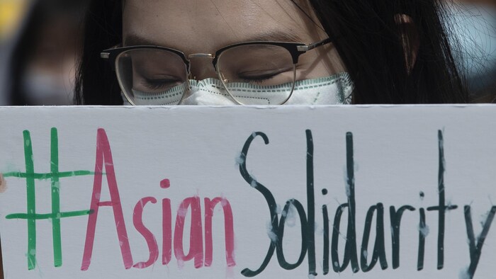 Una mujer asiste a movilización en Toronto, el 28 de marzo de 2021, en memoria de las víctimas por el tiroteo de Atlanta donde murieron 9 mujeres asiáticas.