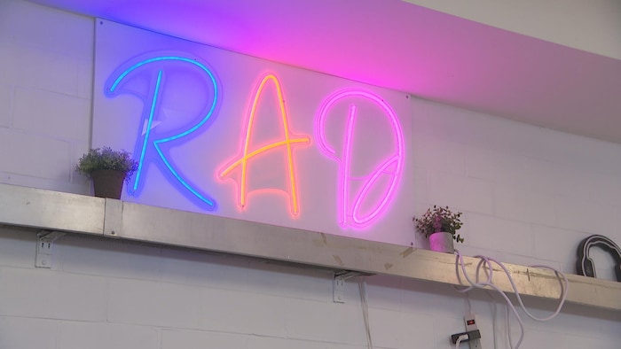 Le logo de RAD en lumière led.