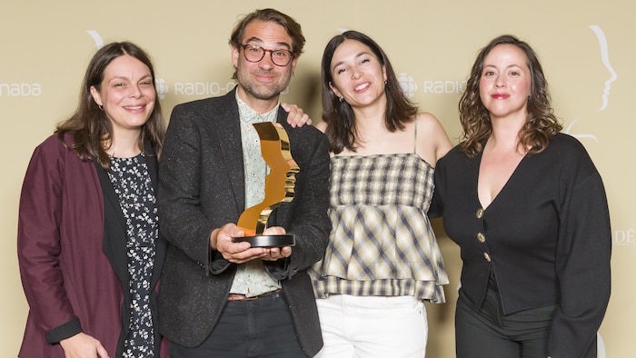 Les quatre collègues posent avec leur trophée.