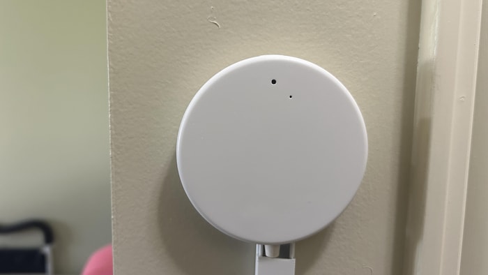 Un radar sur un mur d'une chambre de foyer de soins.