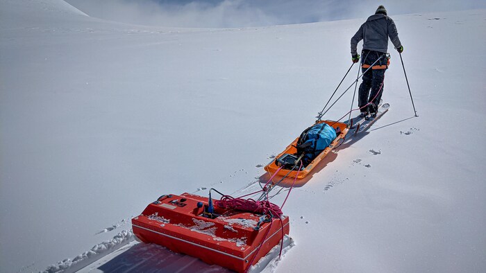 Un scientifique sur le mont Logan tirant un radar.