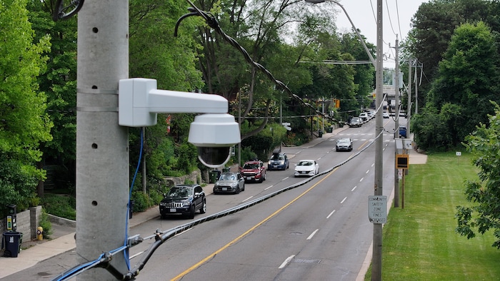 Une caméra de surveillance installée sur un poteau sur l'avenue Parkside.