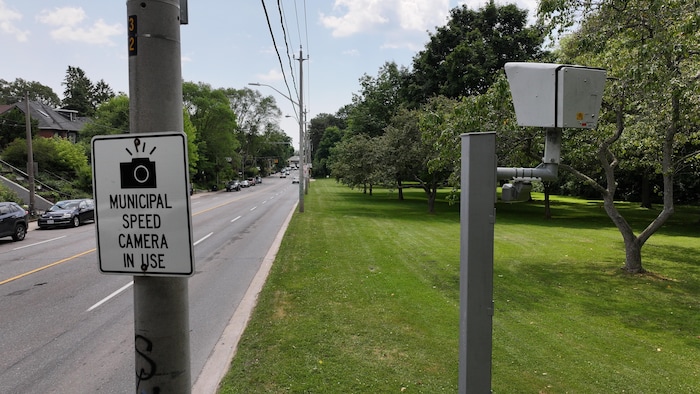 Un panneau qui signale la présence du radar photo sur l'avenue Parkside, à Toronto.