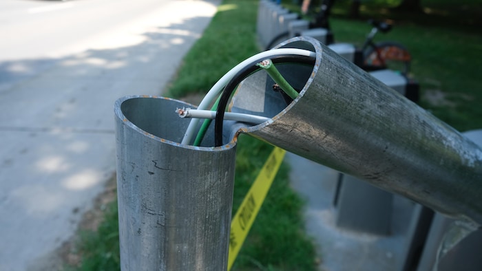 Le poteau sur lequel était installée la caméra sur l'avenue Dufferin a été coupé.