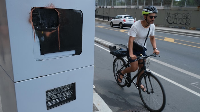 Un cycliste roule près d'un radar photo près de l'intersection de Dundas Ouest et Bloor Ouest.