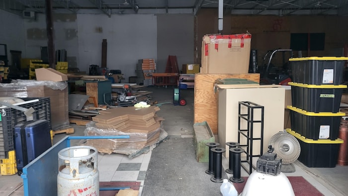 Une pièce est remplie de boîtes et de bacs.