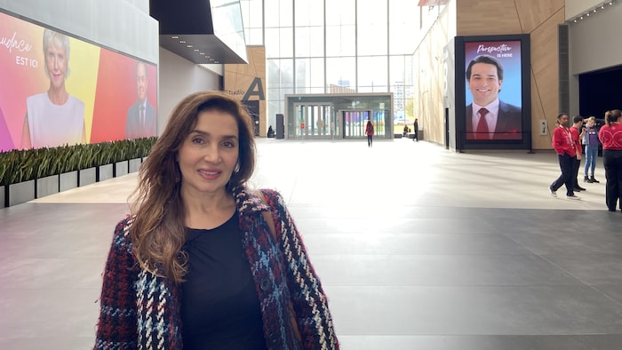 Nadia Zouaoui dans le foyer de la Maison de Radio-Canada.