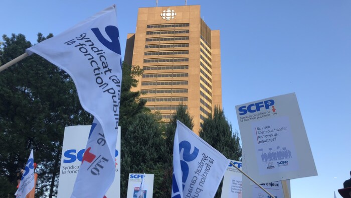 Des manifestants devant Radio-Canada