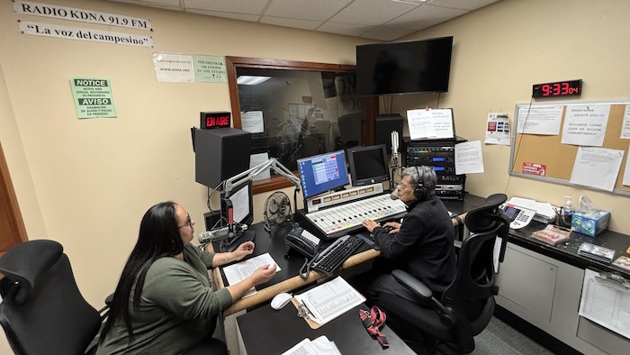 Un homme et une femme parlent dans un studio radio. 