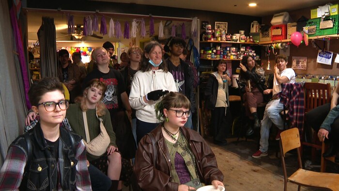 Une foule entassée à l'espace créatif du collectif RadStorm.