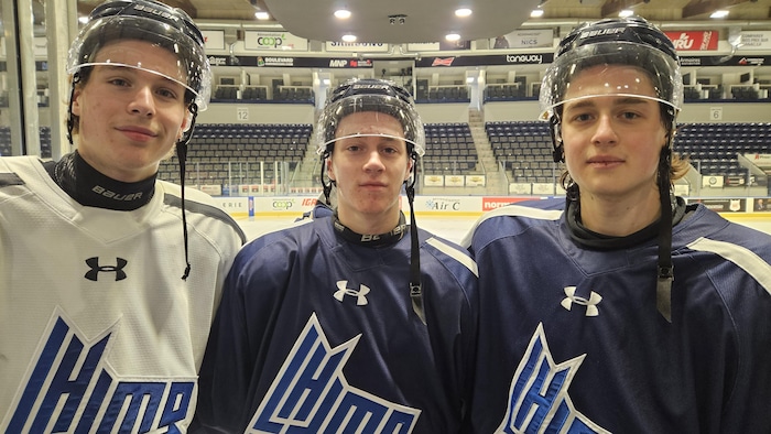 Trois joueurs de hockey.