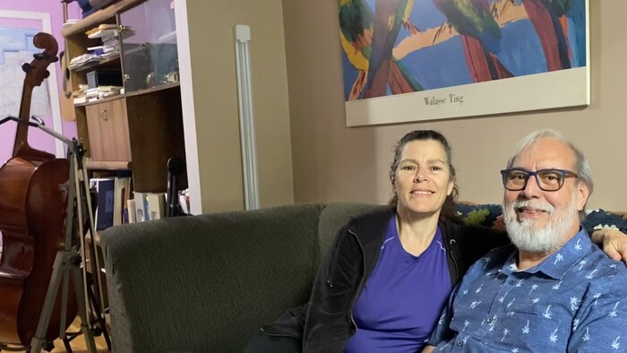 Le violoncelliste et chef d'orchestre Rodney Hinojosa et sa femme Gilda Santini Briceño dans leur appartement du quartier Saint-Henri à Montréal.