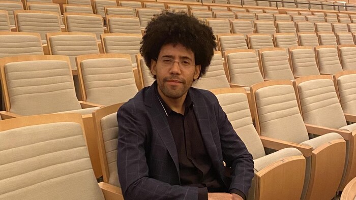 Rafael Payare dans la Maison Symphonique de Montréal.