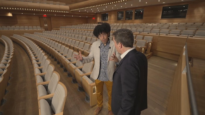 Rafael Payare et Patrice Roy dans la Maison symphonique de Montréal. 