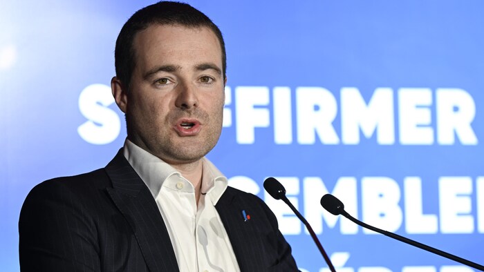 Rafael Primeau Ferraro s'exprime dans un micro.