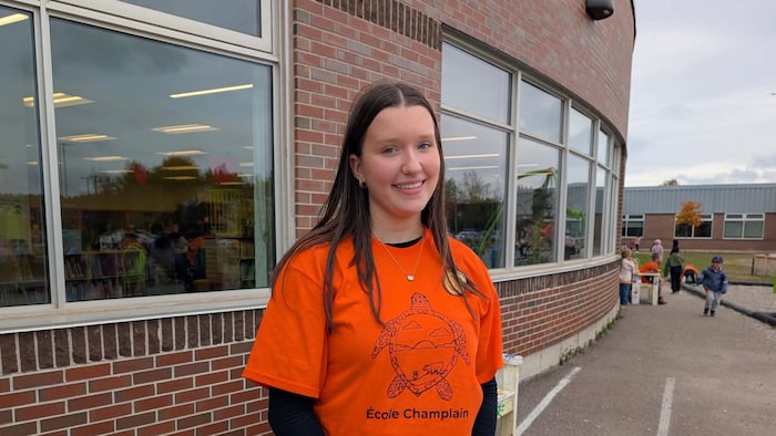 Rafaële Légère à l'extérieur devant l'École Champlain de Moncton. 