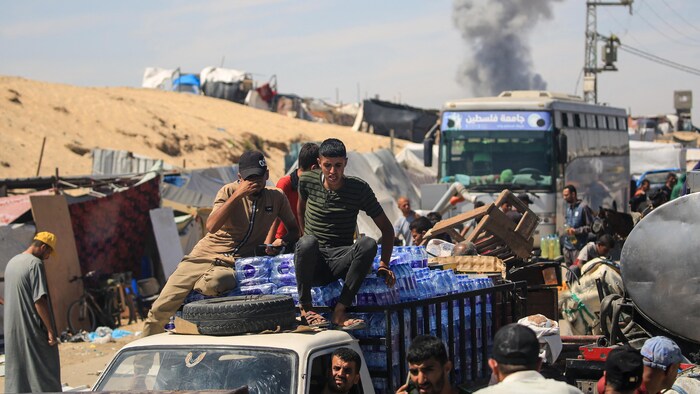 نازحون فلسطينيون يتوافدون على مدينة رفح في 31 أيار (مايو) الفائت.