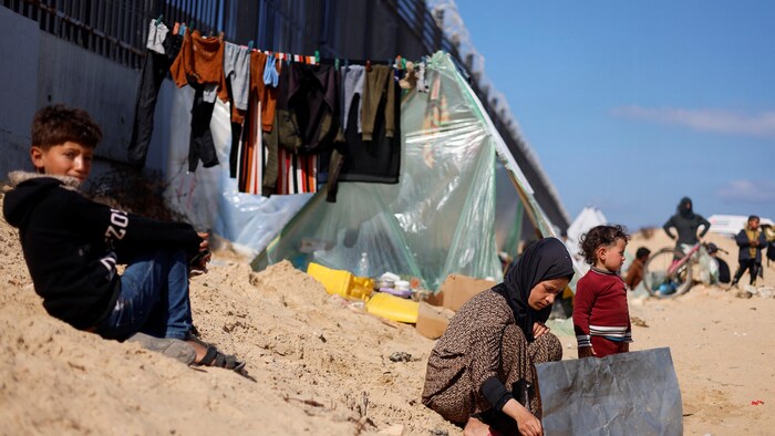 عائلة فلسطينية نازحة في مخيم مؤقت في مدينة رفح جنوبيّ قطاع غزة في 10 شباط (فبراير) 2024.