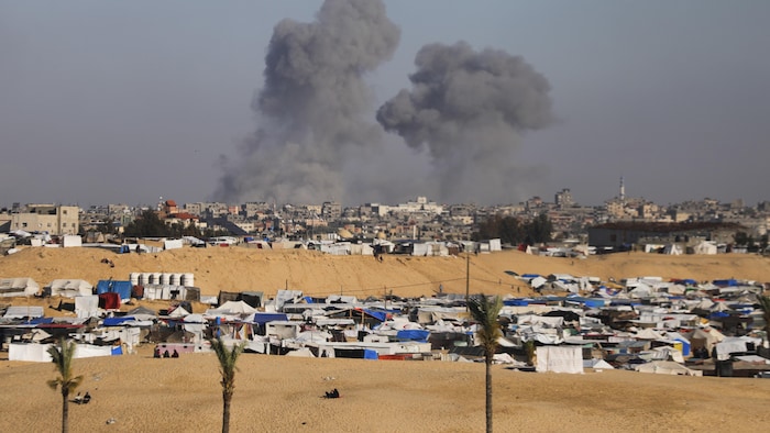 El ejército israelí bombardea Rafah.