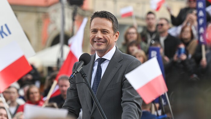 Rafal Trzaskowski, souriant, prononce un discours.