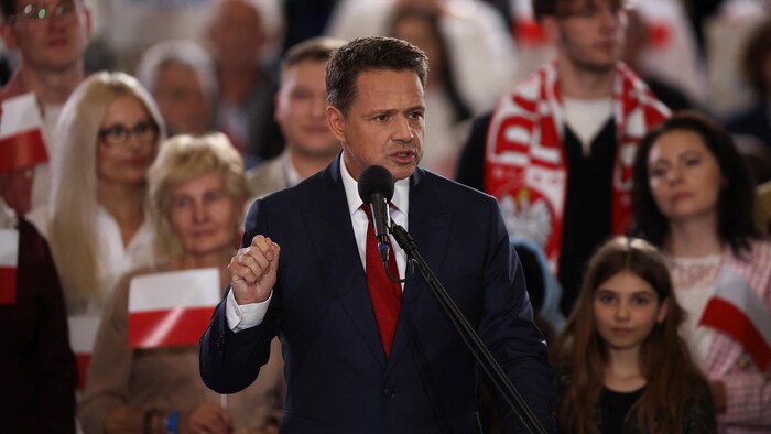 Rafal Trzaskowski parle devant une foule.