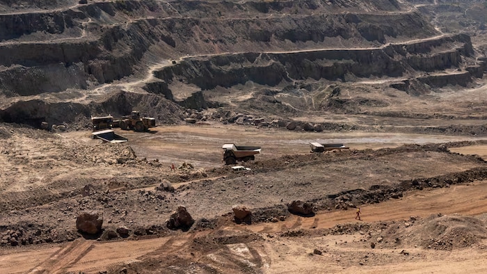 Des camions dans une mine.