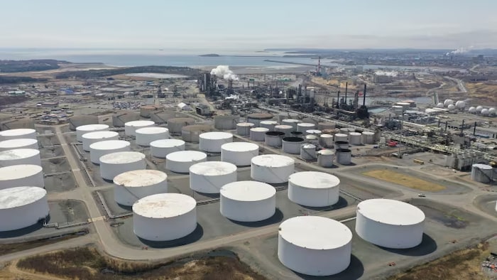 Des nombreuses citernes de stockage de pétrole. 