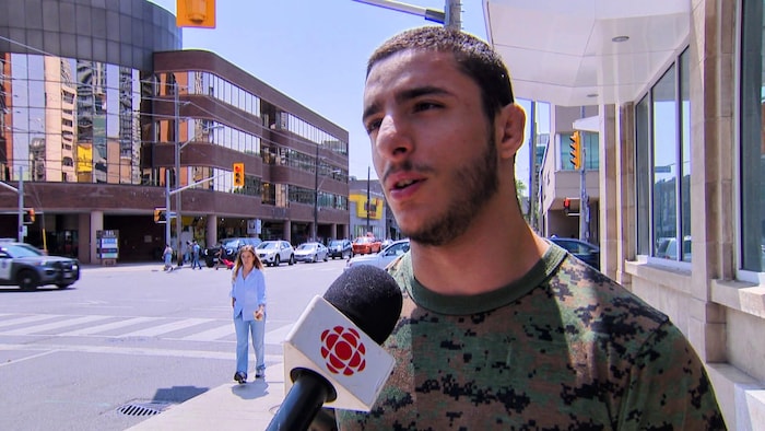 Ragnar Ershad en entrevue dans une rue de Toronto.