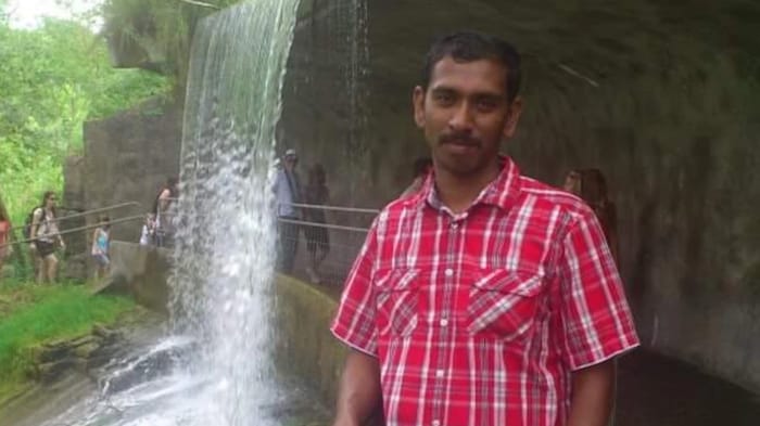 Prapananth Logeswaran souriant devant une cascade.