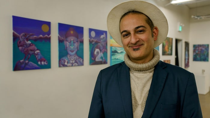Rahul Bader dans une galerie.