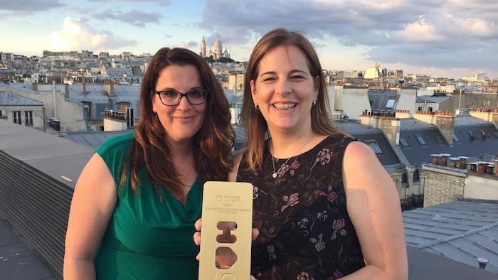 Les journalistes Marie Eve Lacas et Geneviève Proulx avec le prix ID OR 2018 entre les mains.