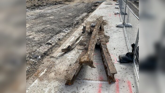 D'anciens rails du tramway de Regina découverts sous la 11e Avenue en avril 2026.
