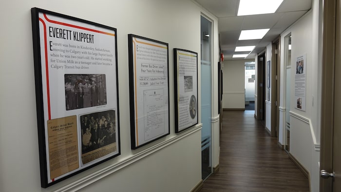 Un cadre retraçant l'histoire d'Everett Klippert, un pionnier de la communauté LGBTQ+ à Calgary.