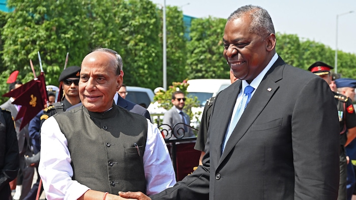 Rajnath Singh et Lloyd Austin se serrent la main.