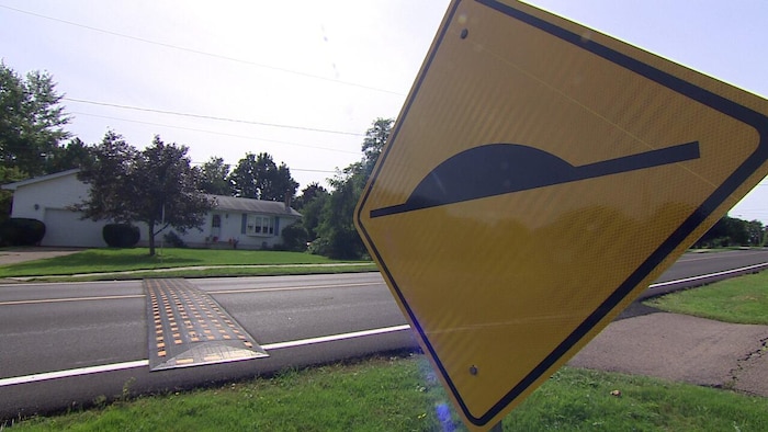Un panneau de signalisation de dos d'âne. 