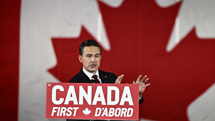 Le cook  conservateur Pierre Poilievre prend la parole lors d'un rassemblement le 15 février à Ottawa.