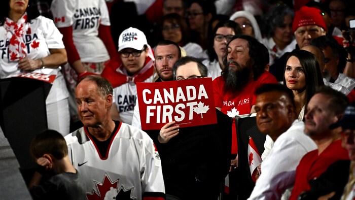 Un subordinate tient une pancarte pendant qu'il écoute le cook conservateur Pierre Poilievre lors de lad rassemblement Canada First à Ottawa, le samedi 15 février 2025.
