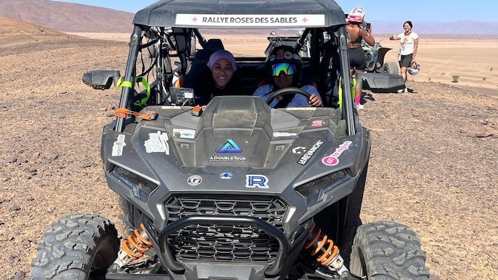 Deux femmes à bord d'un véhicule tout-terrain.